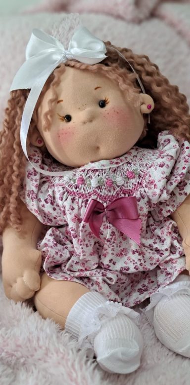 Muñeca de tela de pelo castaño Muñeca de tela de pelo castaño con vestido de flores, hecha a mano