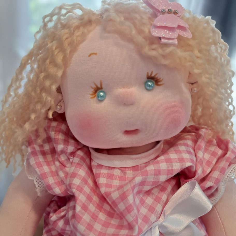 muñeca de tela unica personalizada regalo unica Muñeca de trapo con cabello rizado, vestido a cuadros y un clip en el cabello.